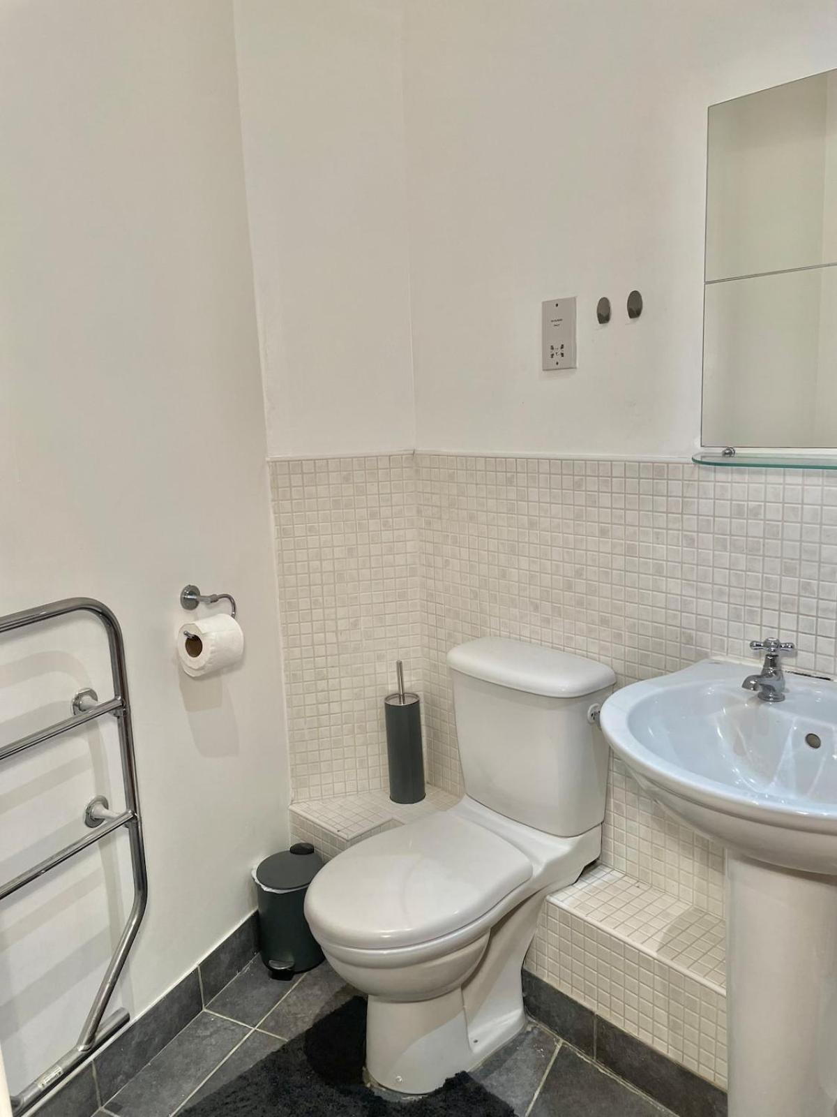 Studio Flat By Brookland Stays Serviced Accommodation Short Lets Leeds With Free Wifi Extérieur photo