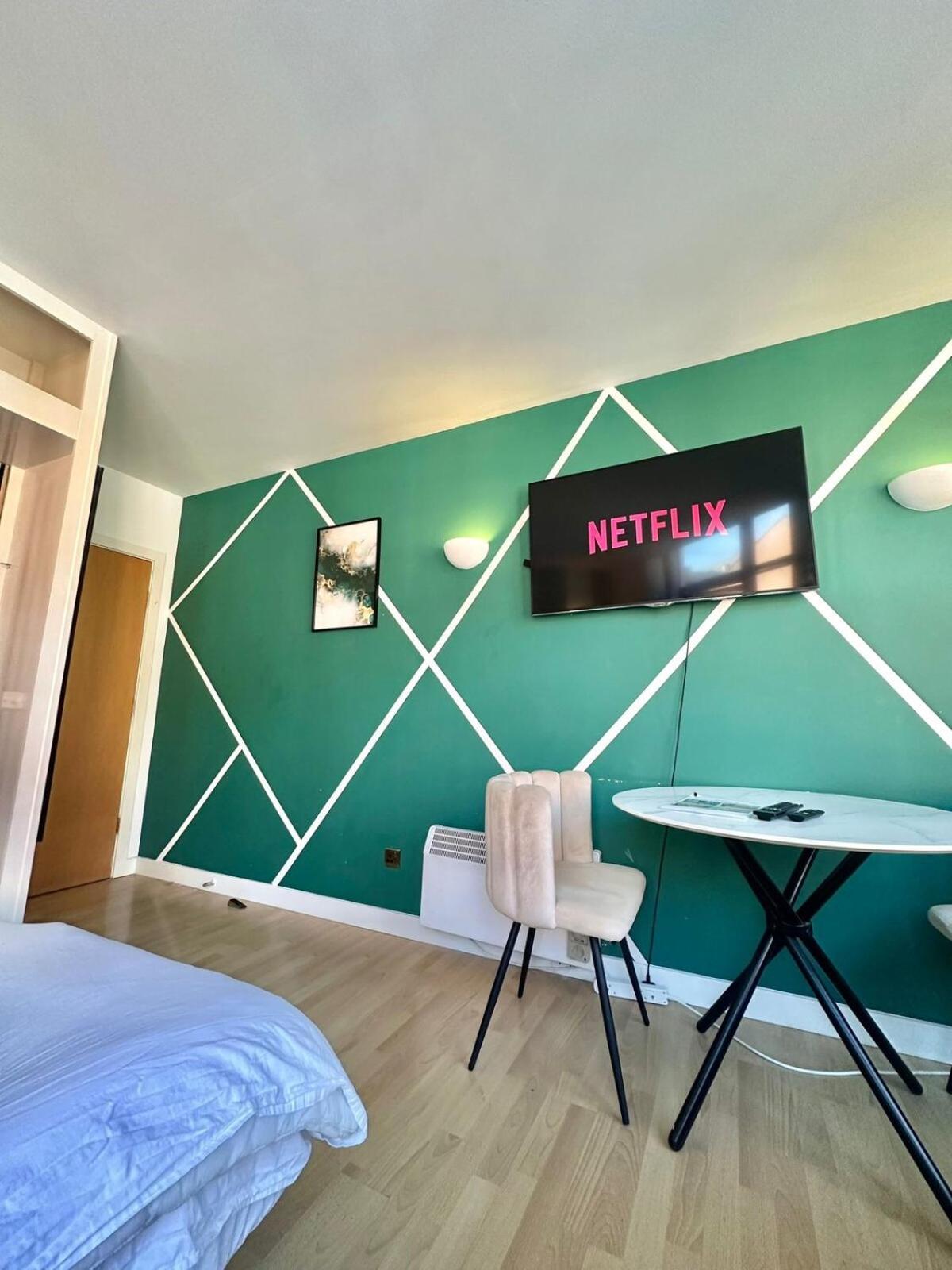 Studio Flat By Brookland Stays Serviced Accommodation Short Lets Leeds With Free Wifi Extérieur photo